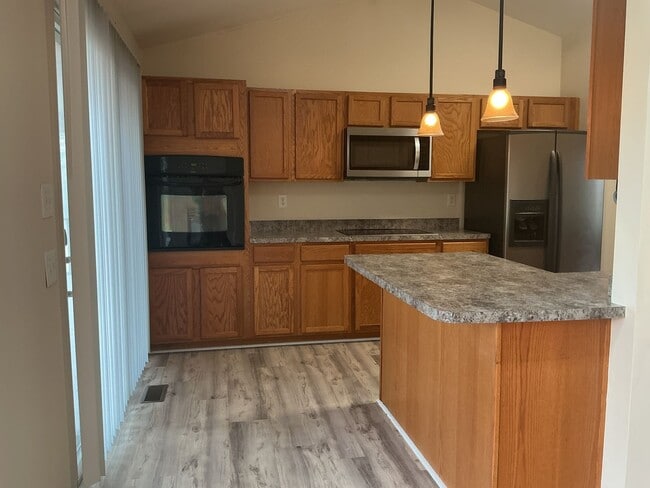 Building Photo - Welcome home!  Sought after Lake of the Woods!