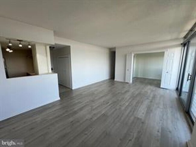 Building Photo - Commuter's dream, modern living