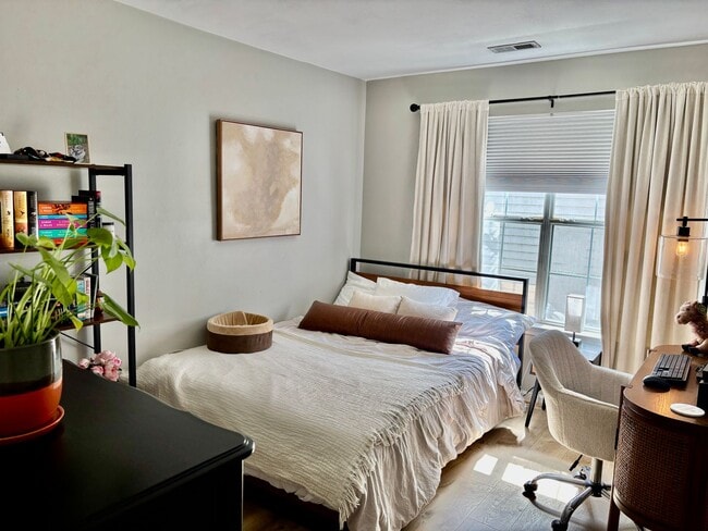 Building Photo - 3 bedroom/2.5 bathroom- Lake Cambridge- Kiln Creek