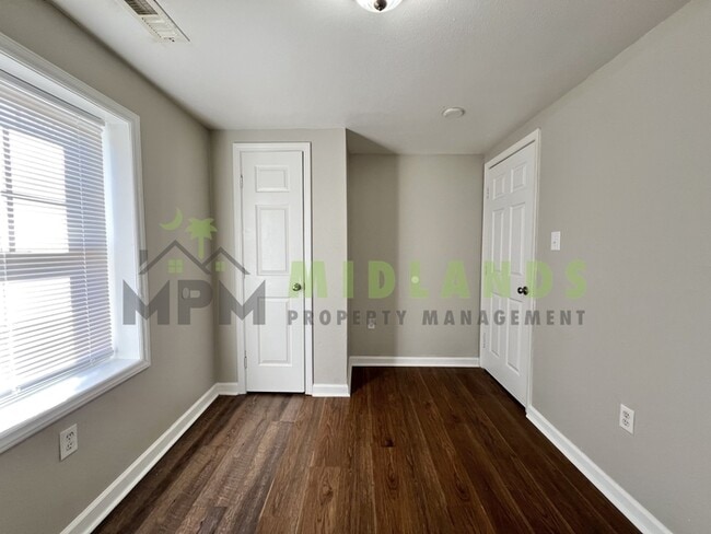 Building Photo - 472 Coleman Ave