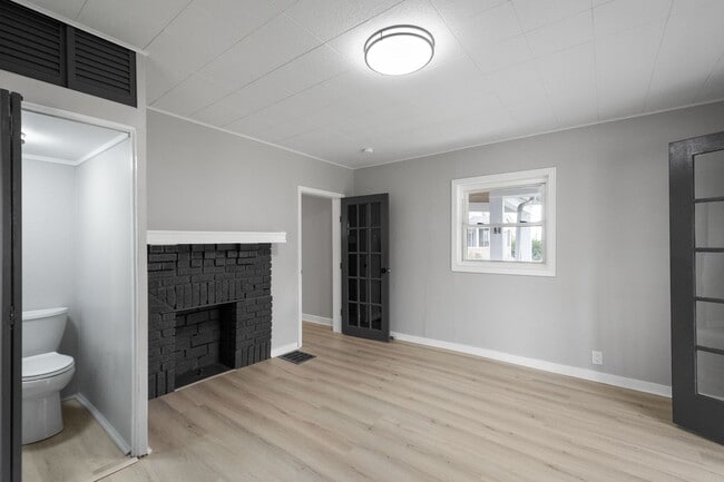 Building Photo - Stunning 2 bedroom home in Whitaker available January 15!