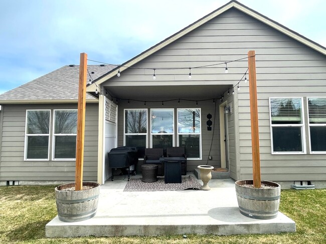 Building Photo - Beautiful Creekstone Home in Kennewick!