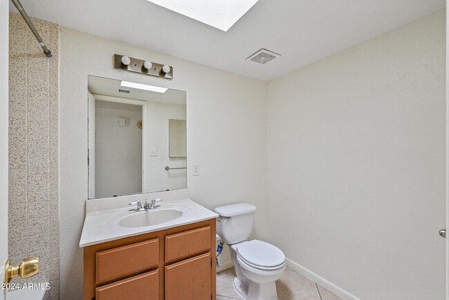 Building Photo - 612 S Allred Dr