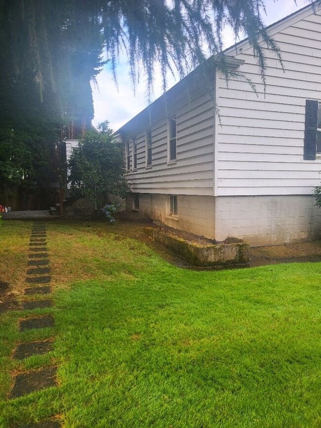 Building Photo - 1/2 off 1st Month's Rent - Charming Vintage Three Bedroom In Camas