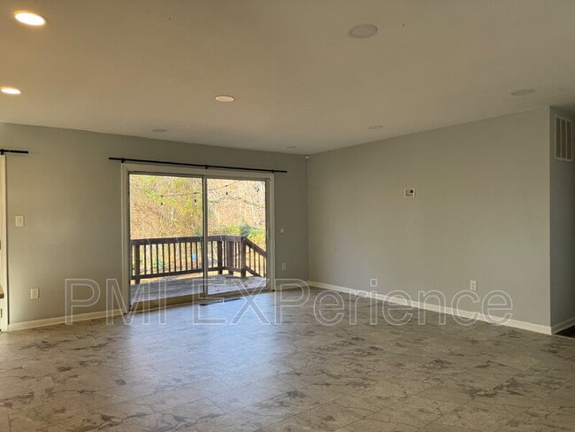 Building Photo - 13417 Queens Ln