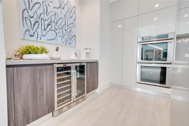 Building Photo - 4011 Bayview Dr