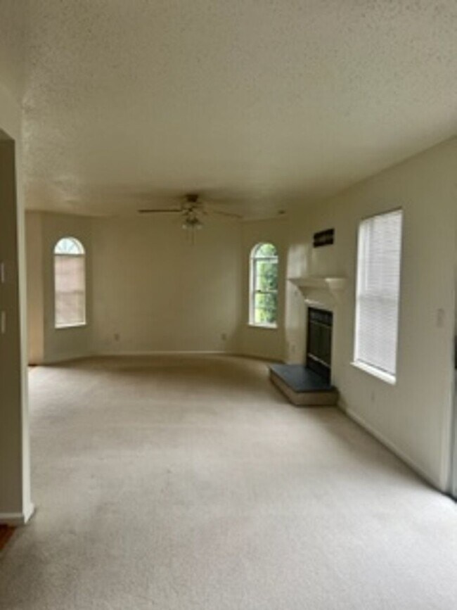 Building Photo - 2 Br 2 Bath