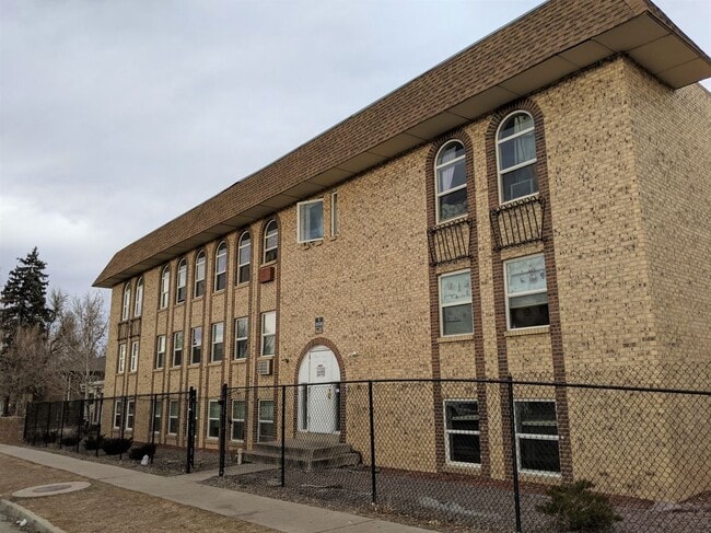 Building Photo - 1600 Clinton St