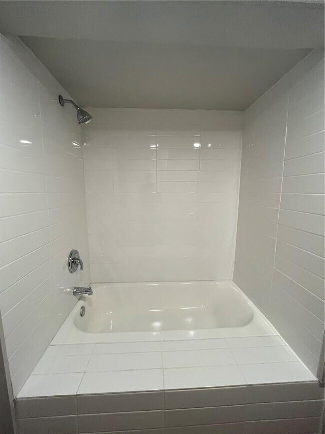 Building Photo - 3106 Duval St