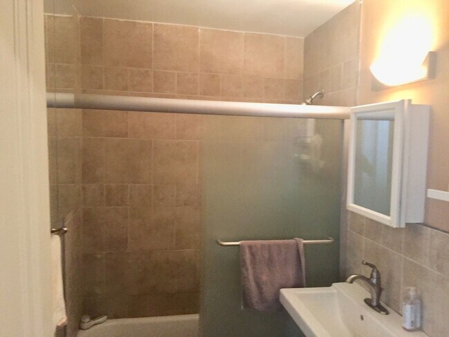 Building Photo - WOW!!!  NICE BRIGHTON 2 BED NEAR CLEVELAND CIRCLE