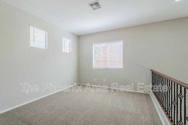 Building Photo - 45929 W Sky Ln