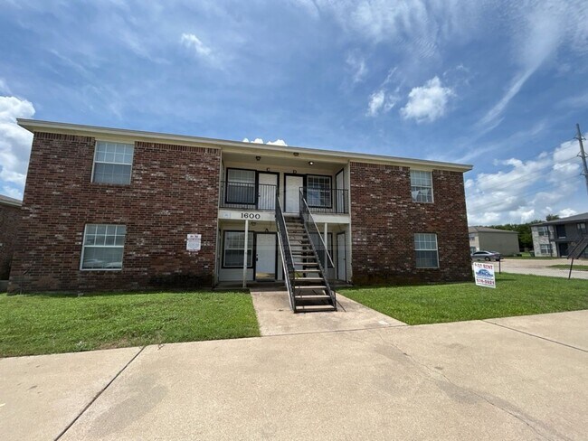 Primary Photo - 1600 Dugger Cir