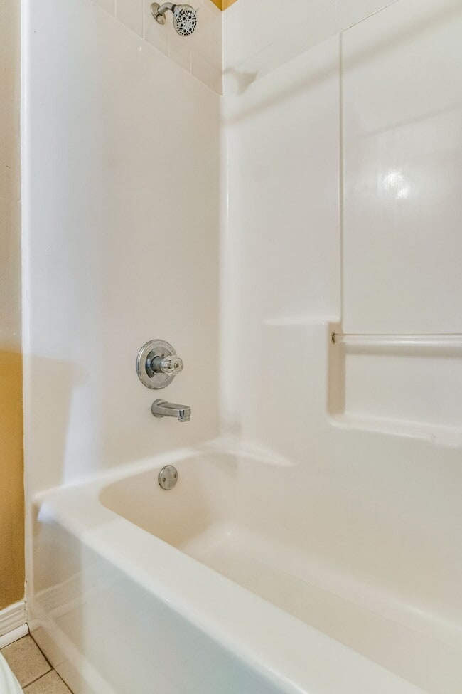 Building Photo - Welcome to your dream home! This stunning 4-bedroom, 3-bathroom residence is perfectly situated n...