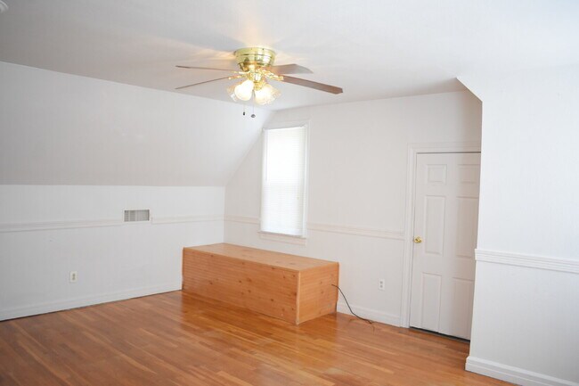 Building Photo - 2 Story Cute House Close to Campus! Lease Now for the 2026-2027 School Year! Available September ...