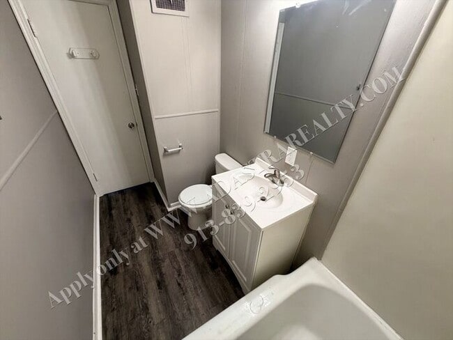 Building Photo - Cozy 3 Bed 1 Bath Home in Raytown-Available NOW!!