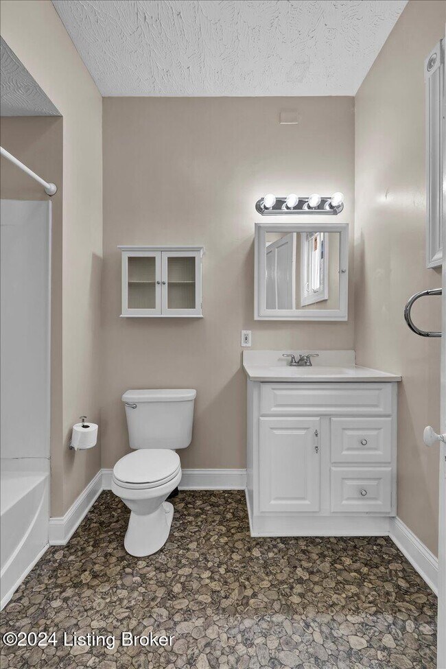 Building Photo - 1802 Deerwood Ave