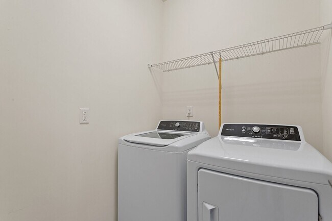 Building Photo - Spacious 4 Bedroom Townhome in Wake Forest!