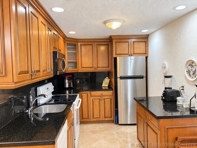 Building Photo - 2851 S Ocean Blvd