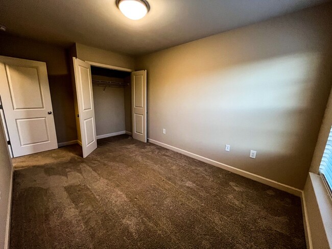 Building Photo - Cozy 3 bedroom, 2 1/2 bathroom townhome in...