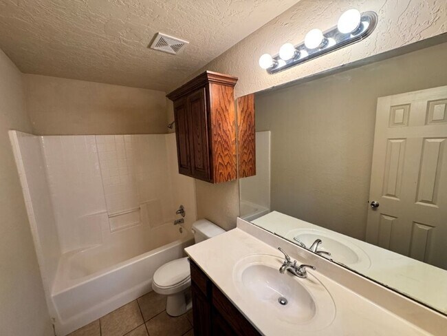 Building Photo - 15012 Kyle Dr