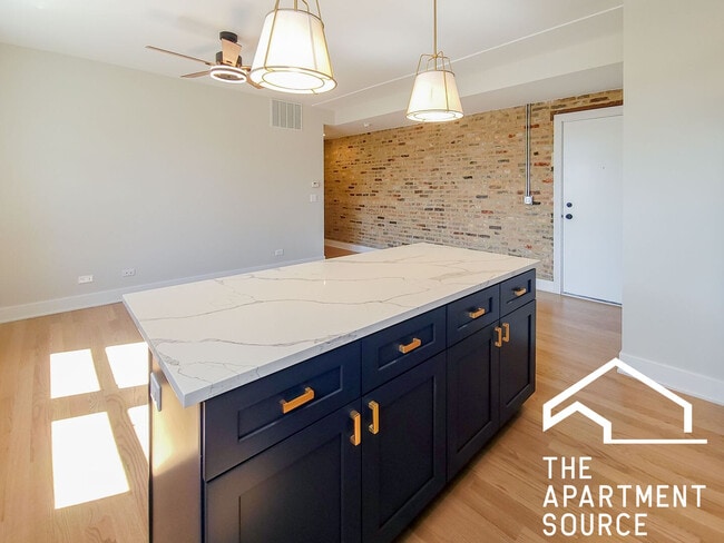 Building Photo - 2020 W Montrose Ave