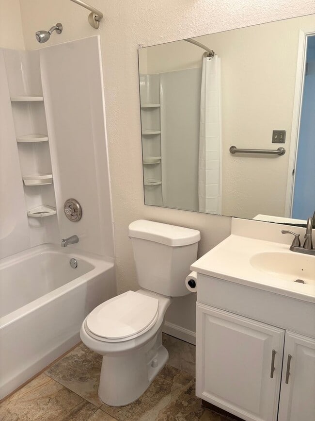 Building Photo - **Excellent 3br/2ba/2garage HOUSE (EXTENSI...