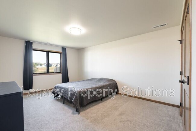 Building Photo - 527 Flint Dr