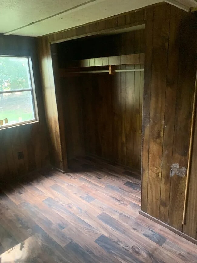 Building Photo - 3 Bedroom 1.5 Bathroom