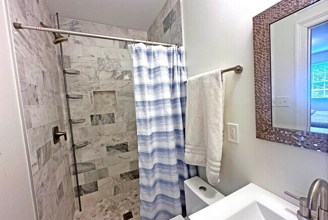 Building Photo - 3815 Montclair Dr