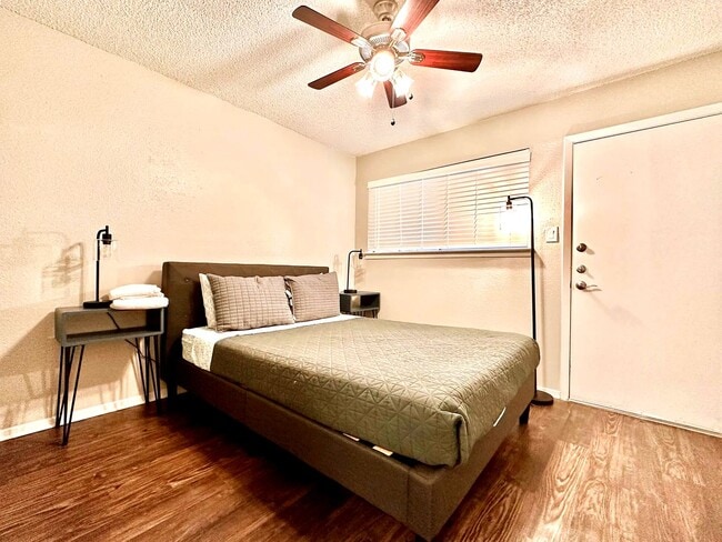 Building Photo - 1 Bed 1 Bath Steps from the UT Campus!