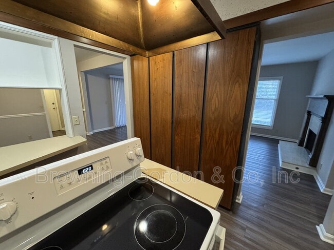 Building Photo - 5025 Hillsboro Dr