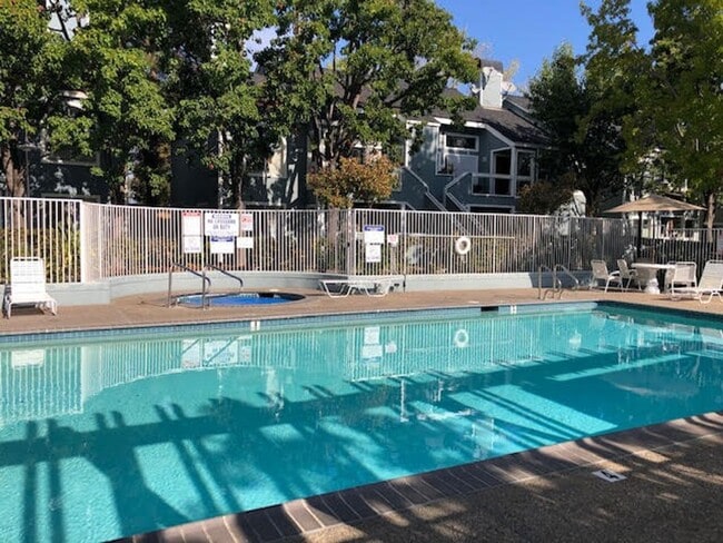 Building Photo - Desirable Redwood Shores Townhouse