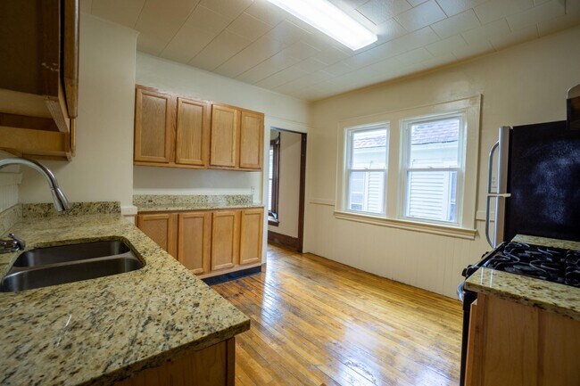 Building Photo - Spacious 3 Bedroom With Beautiful Front Po...