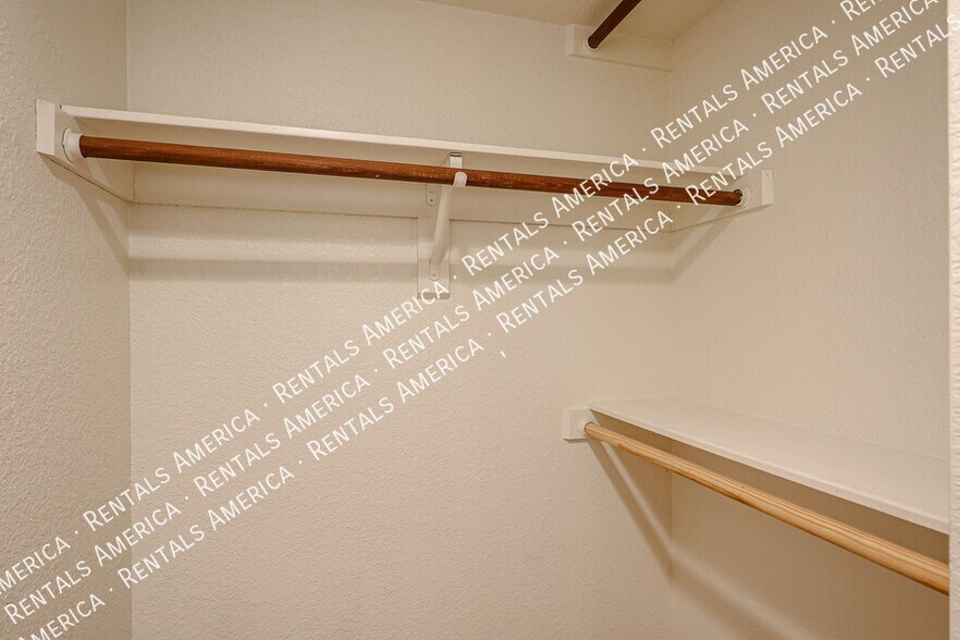 Building Photo - 2146 W Isabella Ave