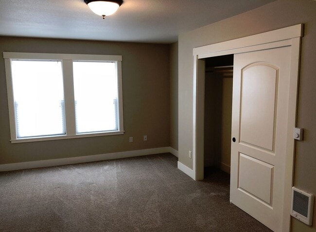 Building Photo - Beautiful Three Bedroom Downstairs Duplex