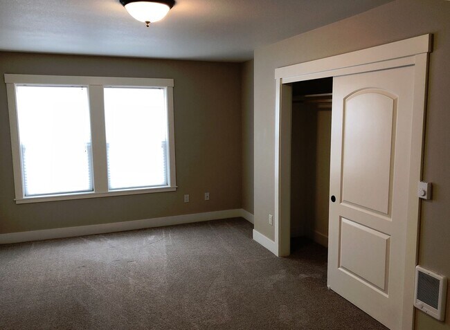 Building Photo - Beautiful Three Bedroom Duplex in South Salem