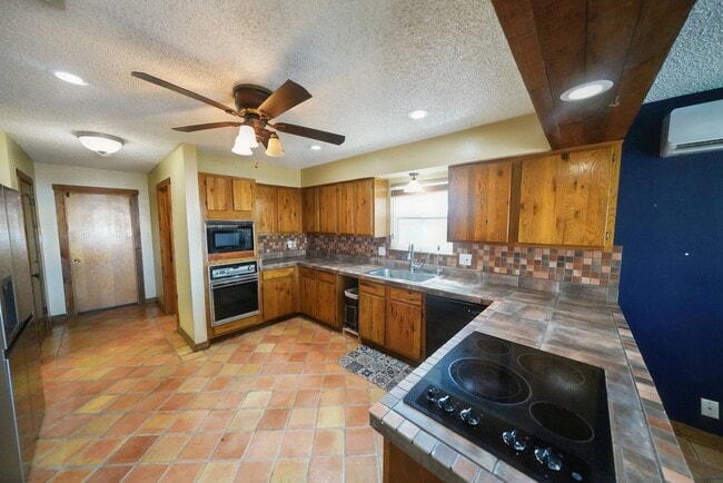 Building Photo - Charming and Centrally Located Home Now Available with Inground Pool. Realtor Commmission:$750