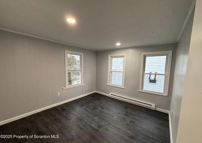 Building Photo - 342 N Main St