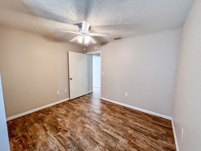 Building Photo - Windsor Park #1118 - On several bus routes to UF