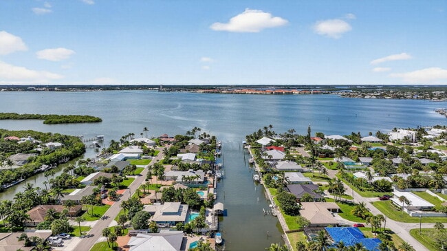 Building Photo - 2025 Jimmy Buffett Mem Hwy