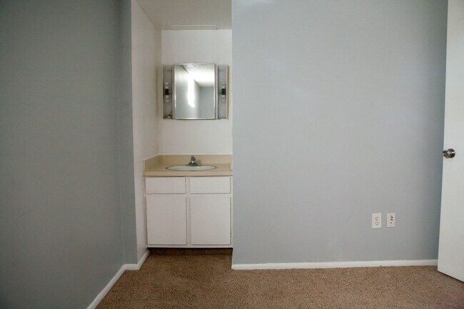 Building Photo - Charming 3BR in Aurora