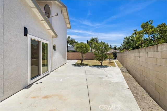 Building Photo - 822 E Borchard Ave
