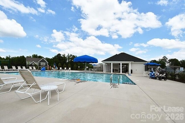 Building Photo - 6153 Sylvan Dr