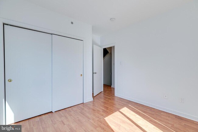 Building Photo - 220 W George St