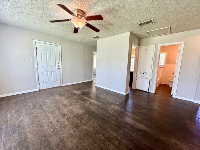 Building Photo - Eye-catching Home in Heart of Lubbock!- self showing