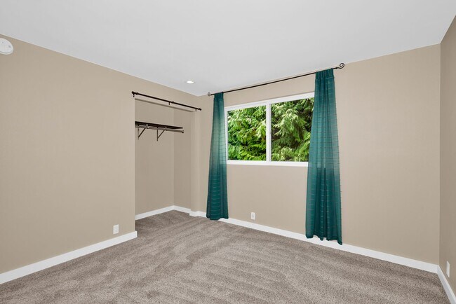 Building Photo - Cottage Lake RV Parking Garage/Shop Plus N...