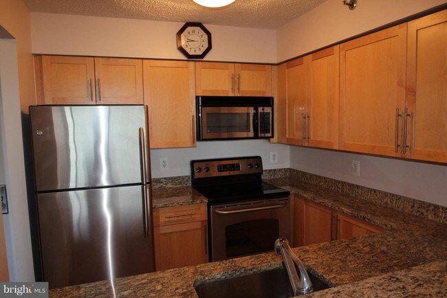 Building Photo - 10101 Grosvenor Pl