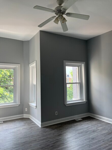 Building Photo - 1006 F St NE