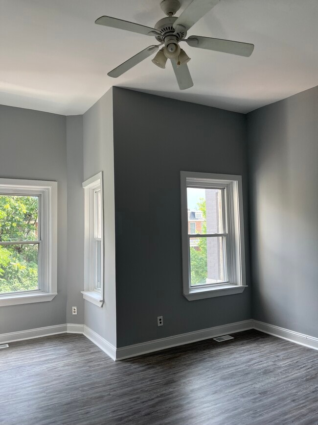 Building Photo - 1006 F St NE