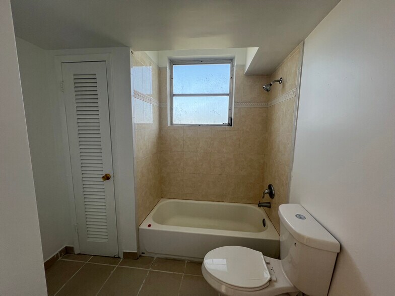 Building Photo - 1591 NE Miami Gardens Dr